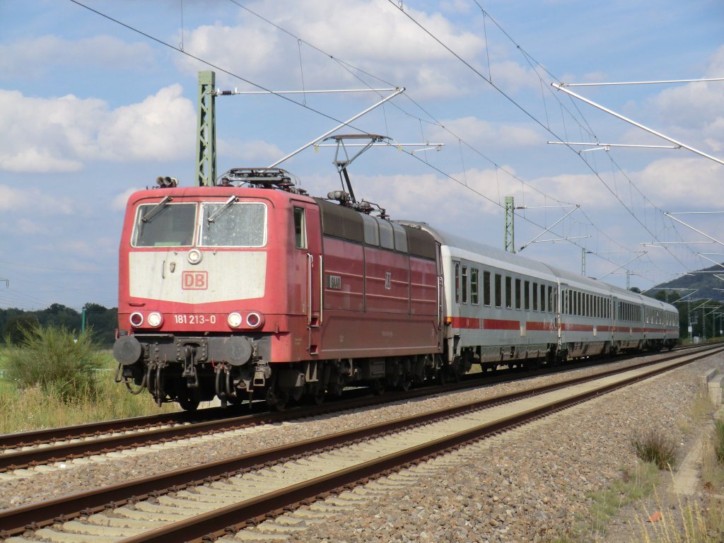 Die  Saarlok  im Saarland- 181-213 ist am 3.9.10 mit dem IC 2196 Stuttgart - Saarbr�cken bei Bruchm�hlbach-Miesau unterwegs.