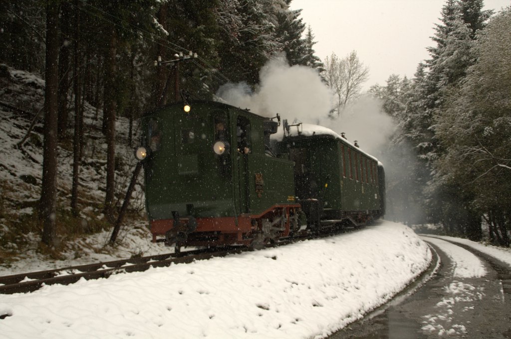 Die s�chsische IK No 54 ist am 17.10.09 im dichten Schneetreiben zwischen J�hstadt und Schmalzgrube unterwegs.