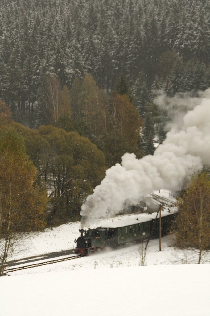 Die s�chsische IK No 54 ist am 17.10.09 zwischen Schmalzgrube und J�hstadt unterwegs.