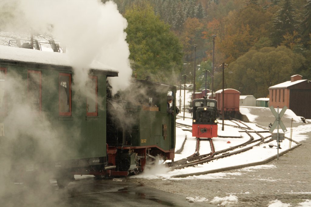 Die schsische IK No 54 kreuzt am 17.10.09 die Brcke mit 199 009-2 im  Bahnhof Schmalzgrube.