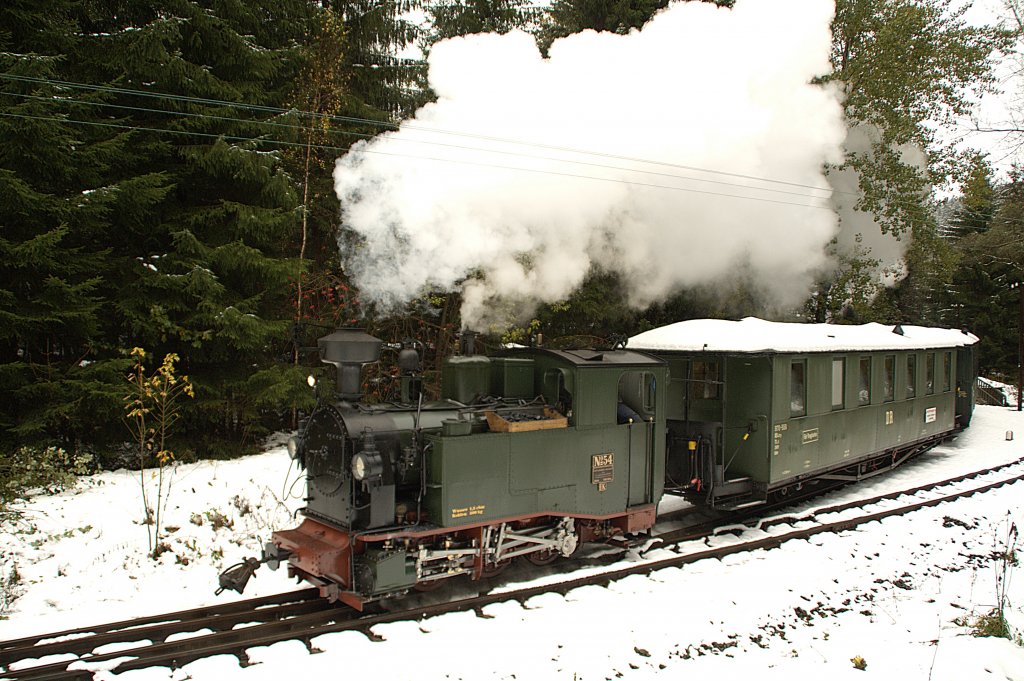Die schsische IK No 54 ist am 17.10.09 zwischen Steinbach und Schmalzgrube unterwegs.
