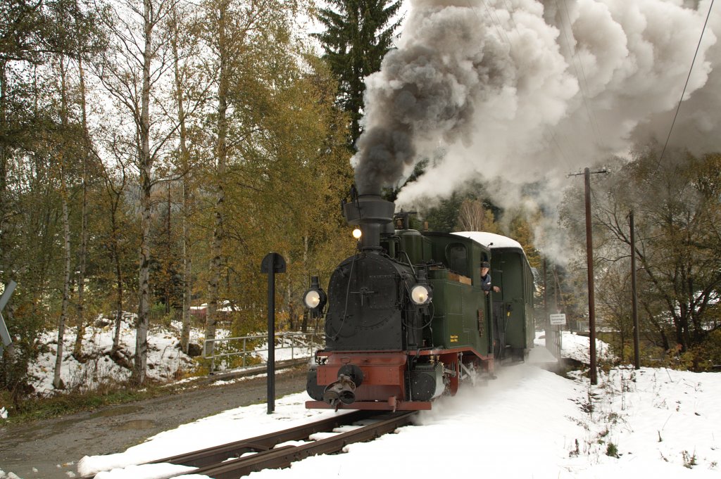 Die schsische IK No 54 ist am 17.10.09 zwischen Schmalzgrube und Jhstadt unterwegs.