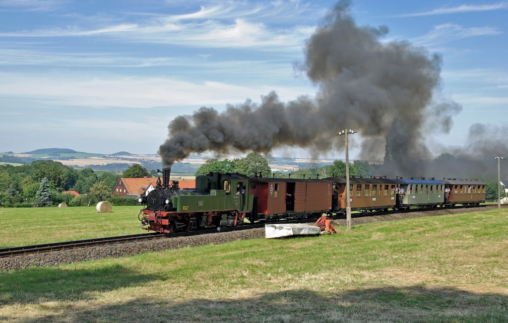 Die Schsische IVK Nr. 145 mit dem 100-jhrigen Schsischen Zug hat den Haltepunkt Jonsdorf verlassen und dampft nun durch die Steigung dem Endbahnhof Jonsdorf entgegen.
August 2009