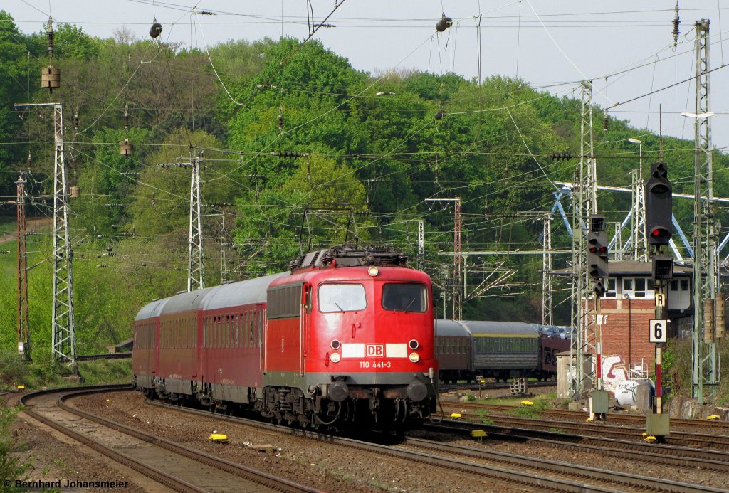 Die Saison der Autoslaaptreins geht wieder los: Bis September fahren freitags 1 oder in der Hauptsaison sogar 2 Autozge von Holland bis ans Mittelmeer. Auf dem deutschen Streckenabschnitt kommen 110er zum Einsatz. Den Anfang bernimmt dieses Wochenende 110 441-3 zwischen Venlo und Basel, die den Zug auf dem Bild gerade durch Kln West rheinaufwrts zieht. Viele Gre an die Mitfotografen! Mai 2013