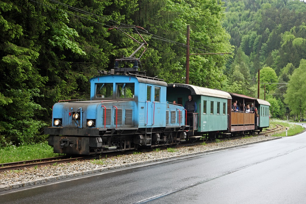 Die Saisonerffnung der Breitenauerbahn fand am 11.05.2013 statt. Die E3 pendelte an diesem Tag viermal durchs Breitenauertal, hier zu sehen bei Schafferwerke. Weitere Betriebstage der Bahn sind heuer noch am 20.Mai,15.Juni,20.Juli,7.September und 14.September.