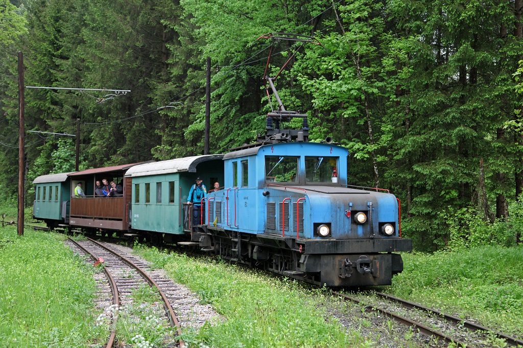Die Saisonerffnung der Breitenauerbahn fand am 11.05.2013 statt. Die E3 pendelte an diesem Tag viermal durchs Breitenauertal, hier zu sehen in der Ausweiche Baumgartenwiesen. Weitere Betriebstage der Breitenauerbahn sind heuer noch am 20.Mai,15.Juni,20.Juli,7.September und 14.September.