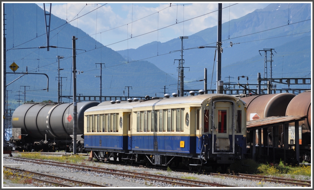 Die Salonwagen Alpine Classic Pullman AS1141 und 1142 stehen abgestellt in Landquart.(05.07.2012)