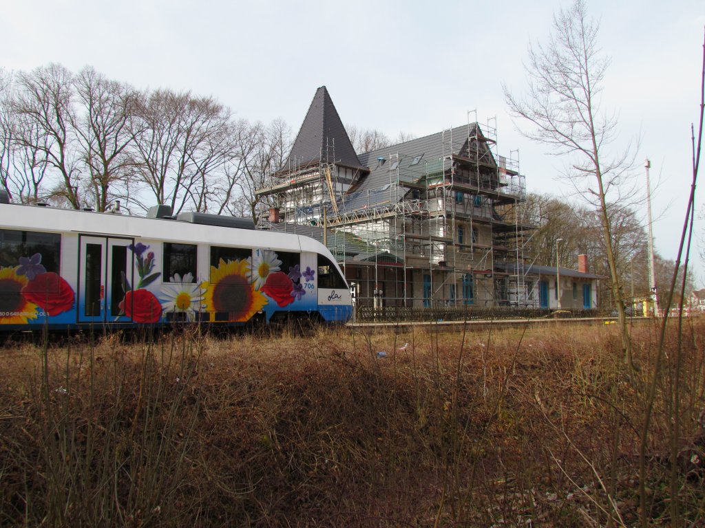 Die Sanierungsarbeiten im Bahnhof von Gadebusch  am Bahnhofsgebude schreiten voran . Whrend VT 706 (OLA) ein kleine Pause einlegt um dann wieder richtung Parchim zu starten am 01.04.2011