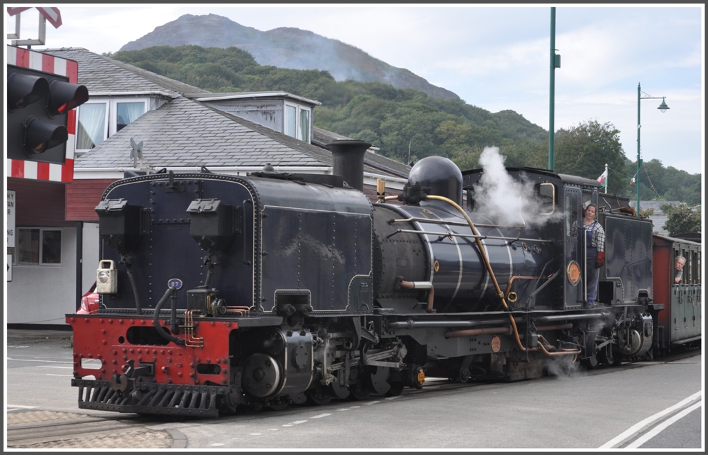 Die SAR NGG 16 Class Garratt Nr 87 aus dem Hause Cockerill/Belgien fuhr lange Zeit in Sdafrika und konnte zusammen mit anderen Maschinen von der WHR erworben werden. Als Heizerin dieser prchtigen Lok darf man wohl nicht zimperlich sein. (04.09.2012)