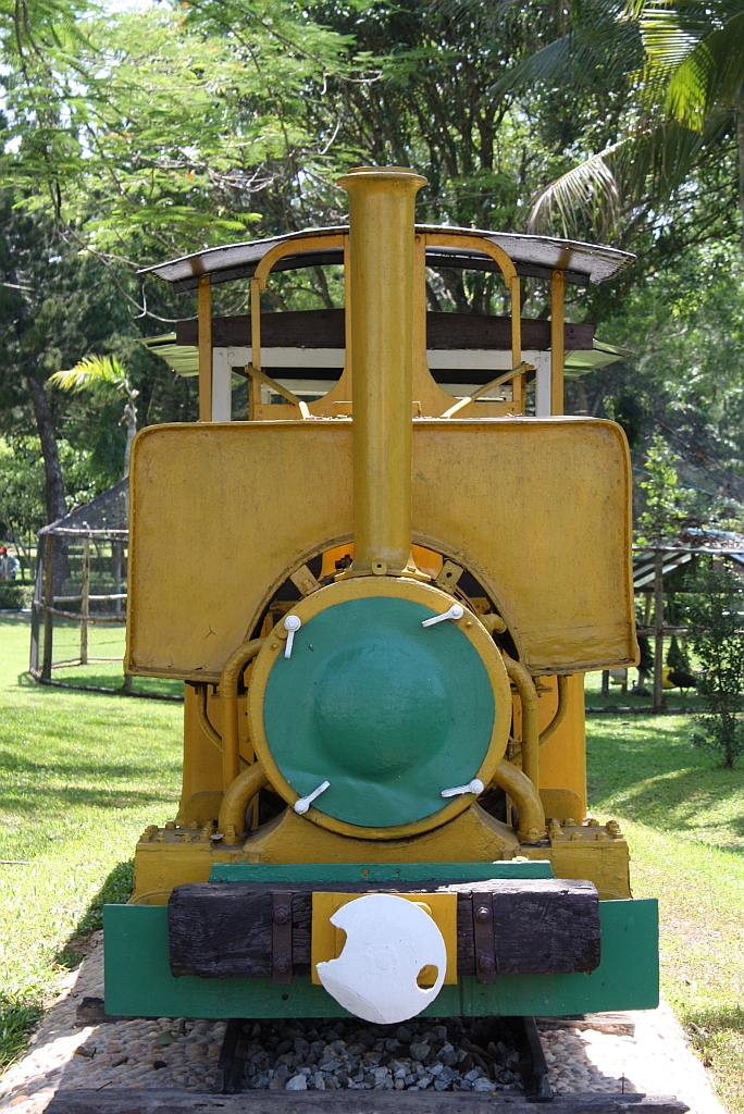 Die Satteltanklok Nr. 2 (Bst-n2, 750mm, Kerr Stuart/UK, Bauj. 1915, Fabr.Nr. 2387) der ehemaligen SRJ (Sri Maharacha Timber Company) beim Siam Country Pattaya wurde auf einen neuen Sockel umgestellt. Bild vom 15.Mai 2012. 

