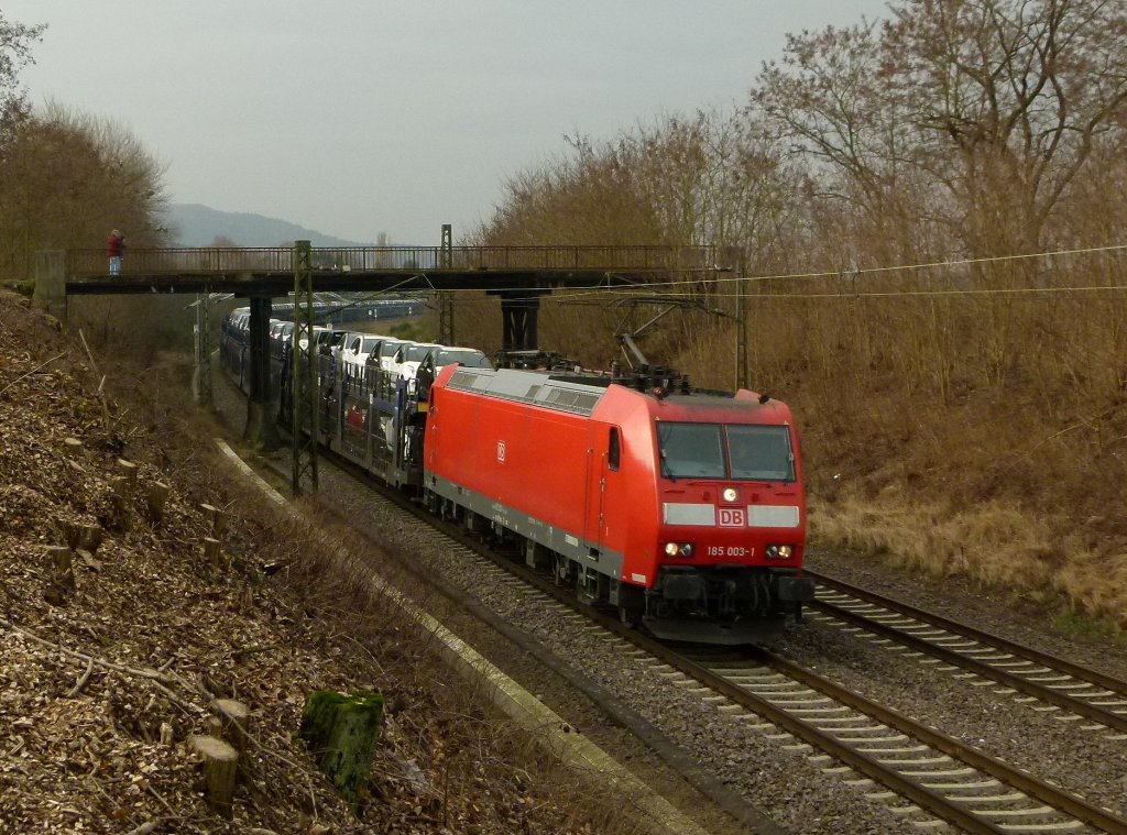 Die saubere 185 003-1 ist mit einem Autozug am 26.01.2012 in Bruchmhlbach-Miesau
