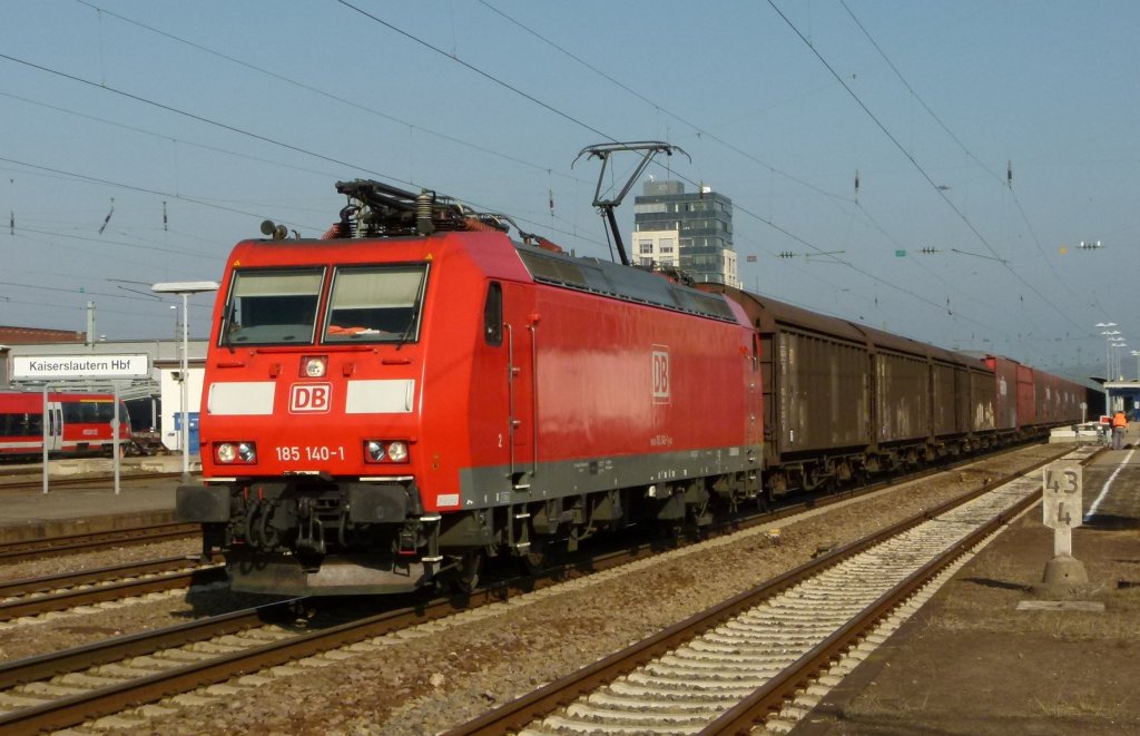 Die saubere 185 140-1 zieht am 14.03.2012 den Opelzug durch Kaiserslautern