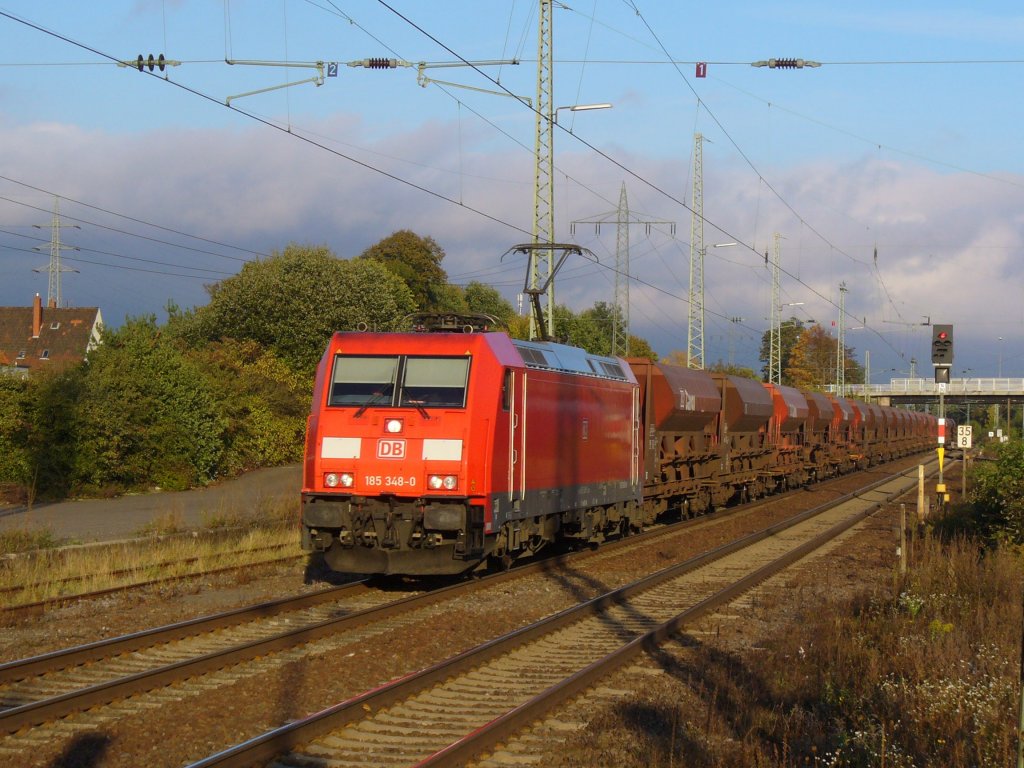 Die saubere 185 348-0 zieht den Rheinsandzug am 19.10.2011 durch Einsiedlerhof