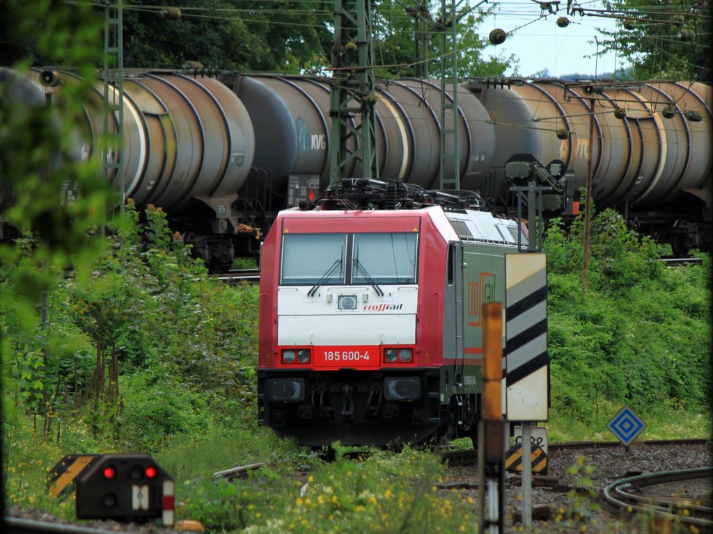 Die saubere 185 600-4 von Crossrail steht am 28.08.2012 auf einem Abstellgleis in Aachen West. Im Hintergrund fhrt ein Kesselzug auf der Montzenrampe von Belgien kommend in Aachen West ein.