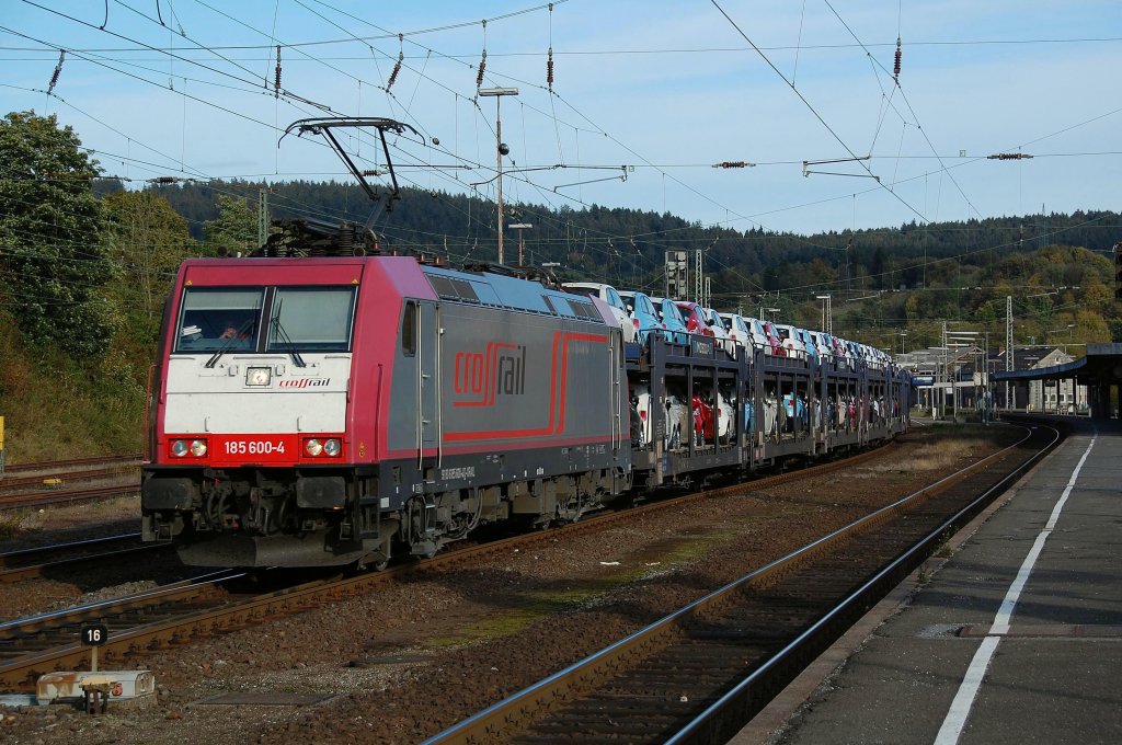 Die saubere 185 600-4 von Crossrail passiert am 13.10.2012 mit einem Fiat-Autozug von Polen gen Antwerpen den Bahnhof Altenbeken, 13.10.2012.