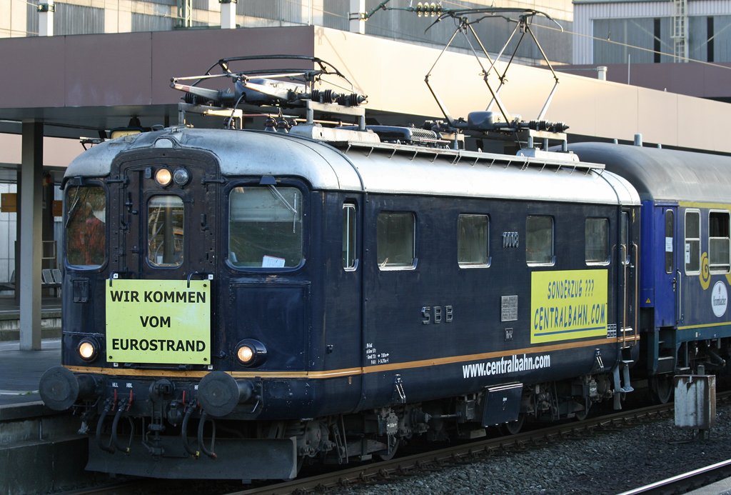 Die SBB 10008 der Centralbahn zieht ihren Hetzerather in Dsseldorf HBF weiter Richtung Duisburg, aufgenommen am 25.10.2009