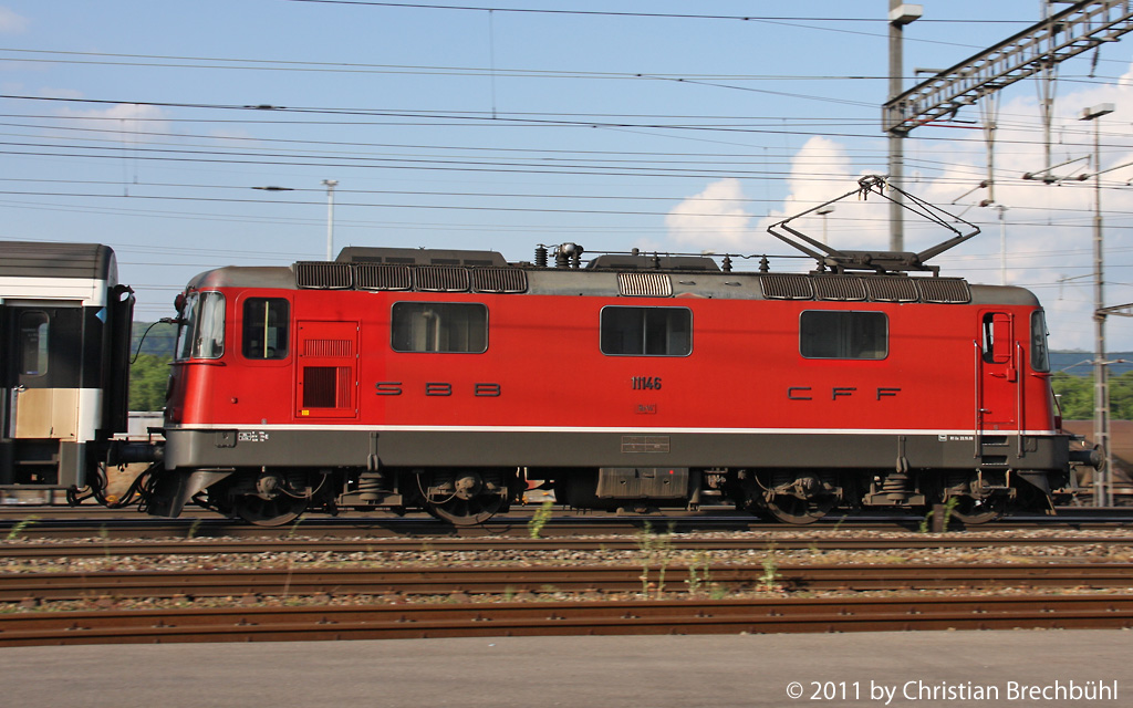 Die SBB 11146 Re 4/4 rasst durch den Bhf Muttenz am 27.04.2011