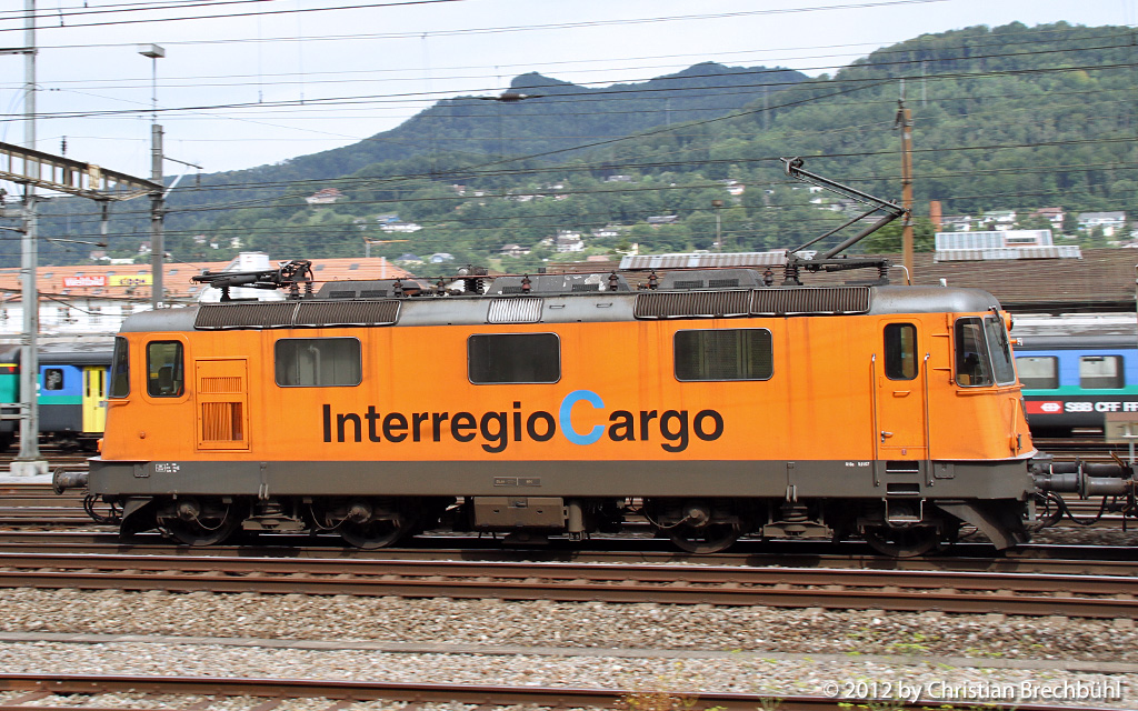Die SBB 11320 Re4/4(2) im Interregio Cargo Orange, bei der Schnellen vorbeifahrt in Richtung Bhf Olten am 30. Juli 2012, Bild Christian Brechbhl