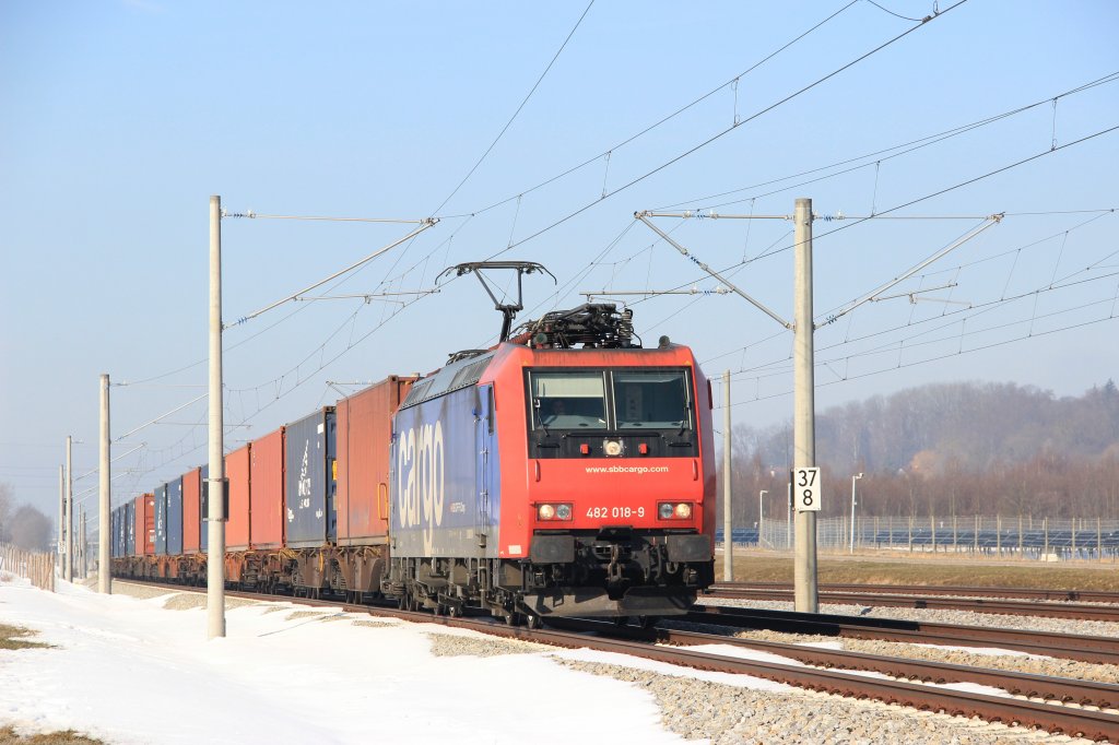 Die SBB 482 018-9 zieht einen Containerzug am 23.02.12.
Aufgenommen bei Hrbach.