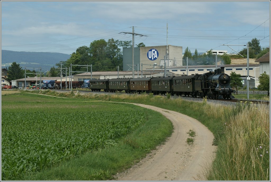 Die SBB A 3/5 ist mit ihrer Wagenkomposition von 1930 auf dem Weg nach Murten und verlsst gerade Ins. 
25. Juni 2011