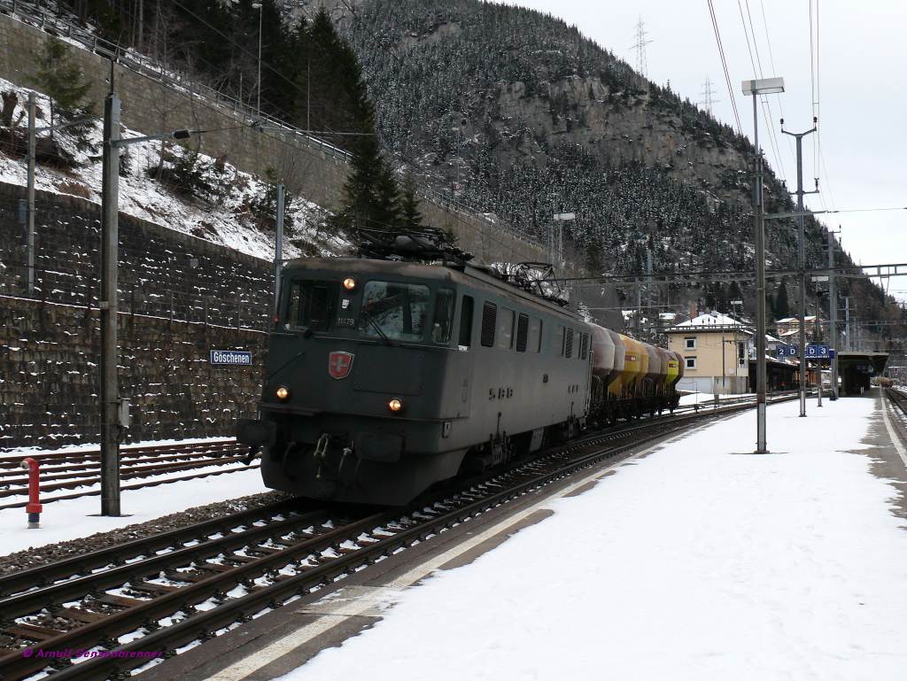 Die SBB Ae6/6 11479 (ehemals 'Visp') ist hier im Bahnhof unterwegs.

25.01.2011 Gschenen 