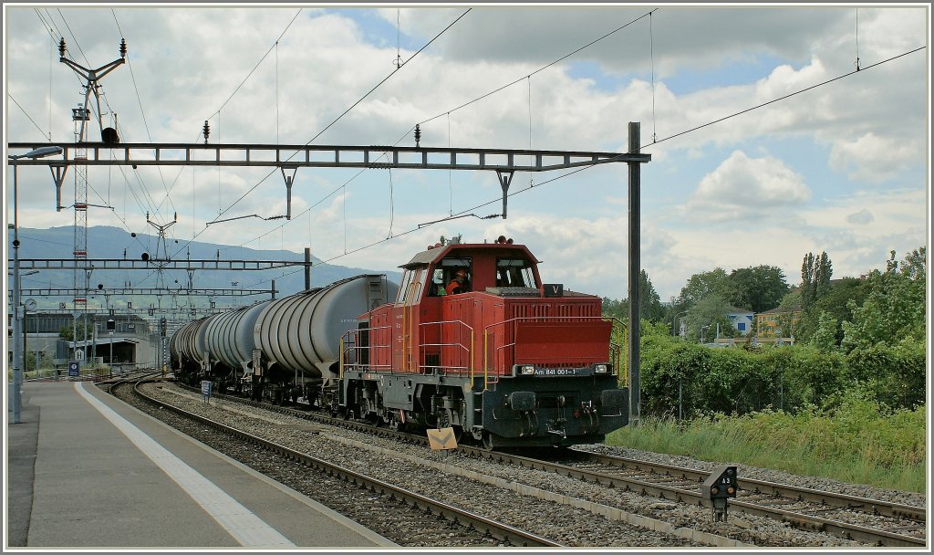 Die SBB Am 841 001-1 fährt auf dem nach SNCF-Norm signalisierten und elektrifizierten Gleis Richtung La Plaine bei der Haltestelle Lancy-Pont-Rouge durch. 

21. Juni 2010