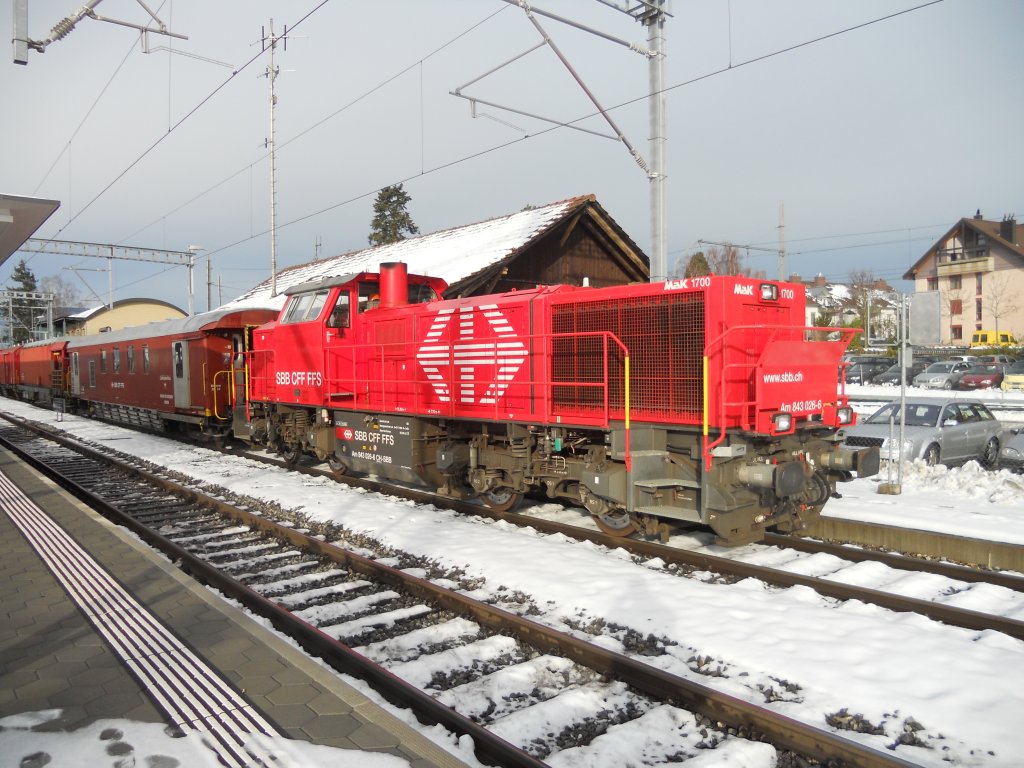 Die SBB Am843 026-6 mit einen SBB LRZ der lteren Generation und dem Hilfswagen Biel der liebhaberbhni genannt wird. Ins, 7.12.2010