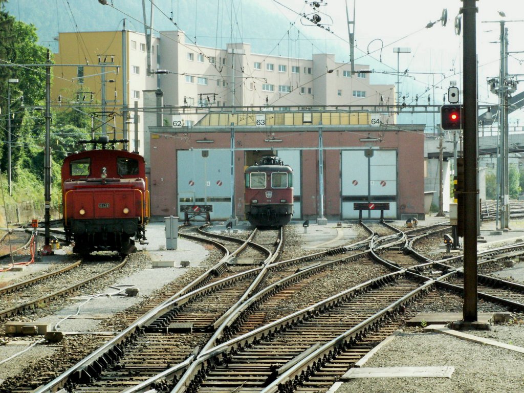 Die SBB braucht wohl dringend Geld.Seit einiger Zeit stehen Prellbcke vor den Toren des Lokdepot in Chur.Lokomotiven knnen also nicht mehr eingestellt werden.Das Lokdepot wird wohl fr andere Zwecke an privat vermietet.Schade!! Chur,13.07.10