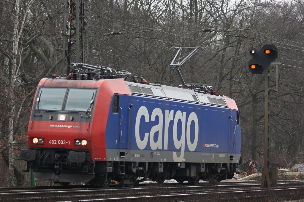 Die SBB Cargo 482 003 fuhr am 25.2.12 als Lz durch Ratingen-Lintorf.