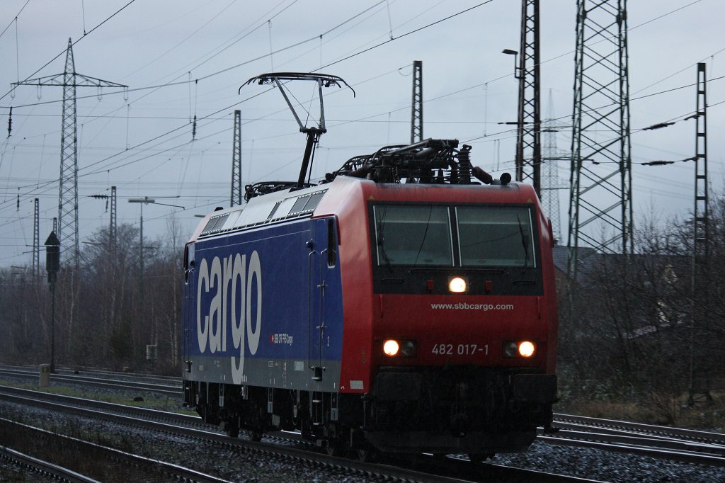Die SBB Cargo 482 017 fuhr am 20.1.12 als Lz bei strmenden Regen durch Ratingen-Lintorf.