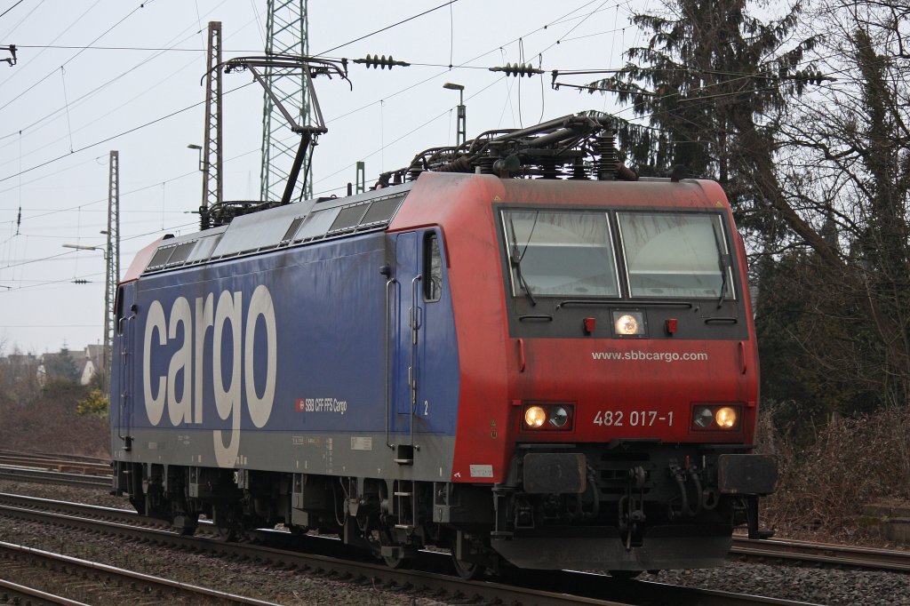 Die SBB Cargo 482 017 fuhr am 2.3.12 als Lz durch Ratingen-Lintorf.