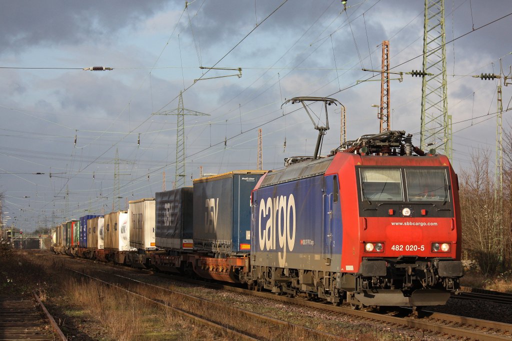 Die SBB Cargo 482 020 am 5.1.11 mit einem Containerzug bei der Durchfahrt durch Ratingen-Lintorf.