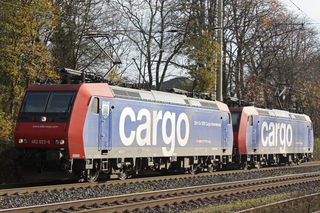 Die SBB Cargo 482 023 ( Olten /fhrt fur SBB Cargo international) fuhr am 13.11.11 mit der 482 005 durch Ratingen-Lintorf.