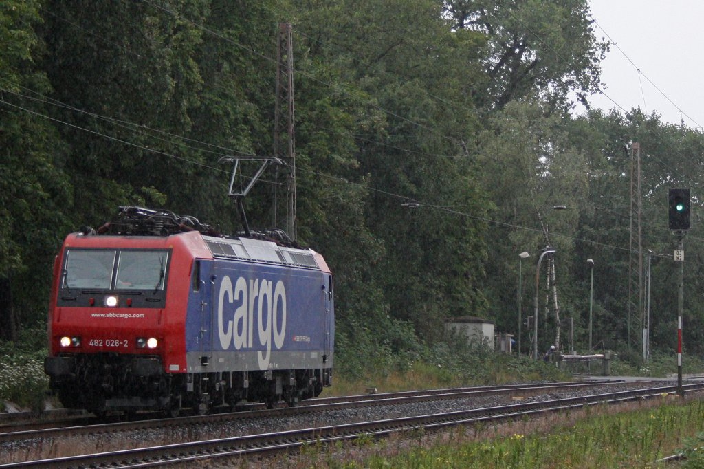 Die SBB Cargo 482 026 am 19.7.11 bei einem heftigen Regenschauer als Lz in Ratingen-Lintorf.