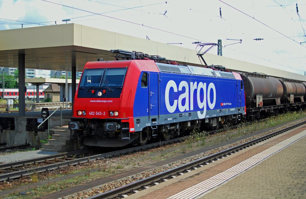 Die SBB Cargo 482 045-2 fahrt mit ihren Kesselwagenzug am 06. 08 2010 durch Basel Badischer Bhf.