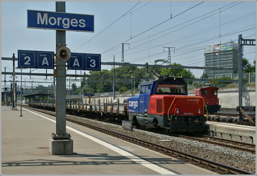 Die SBB Cargo Eem 932 012-9 wartet mit Ks Wagen in Morges auf die Abfahrt Richtung Lausanne Triage. 
15. Juli 2013