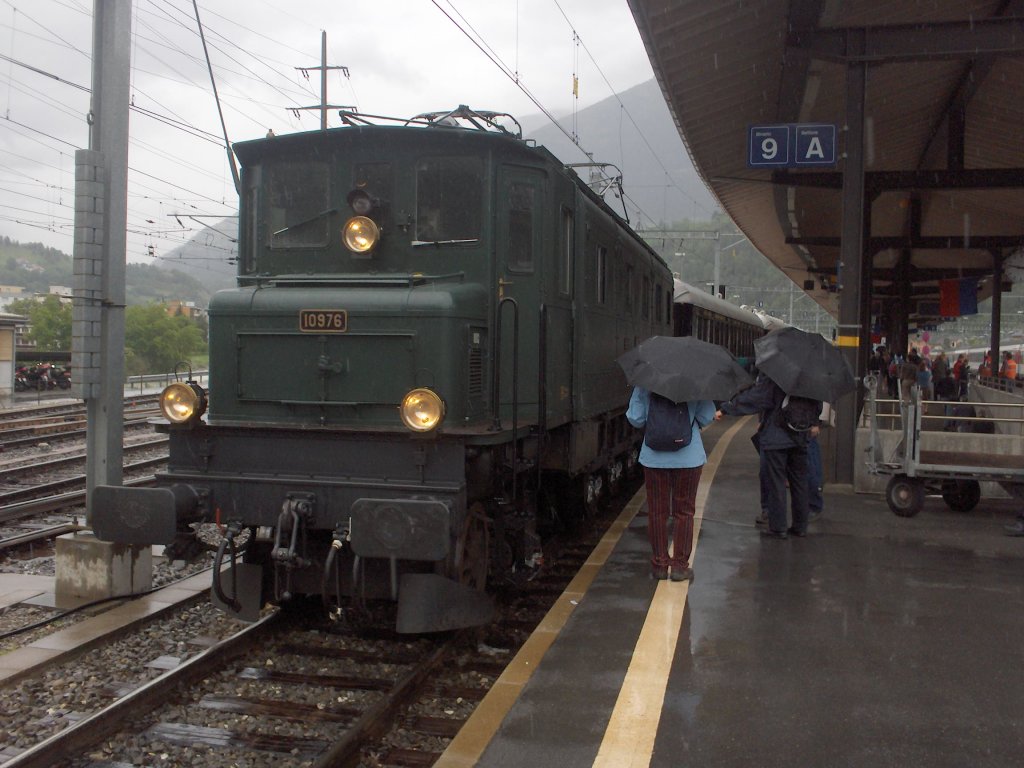 Die SBB Historic Ae4/7 10976 steht bei starkem Regen am 20.5.2006 mit Orientexpress Wagen in Brig.