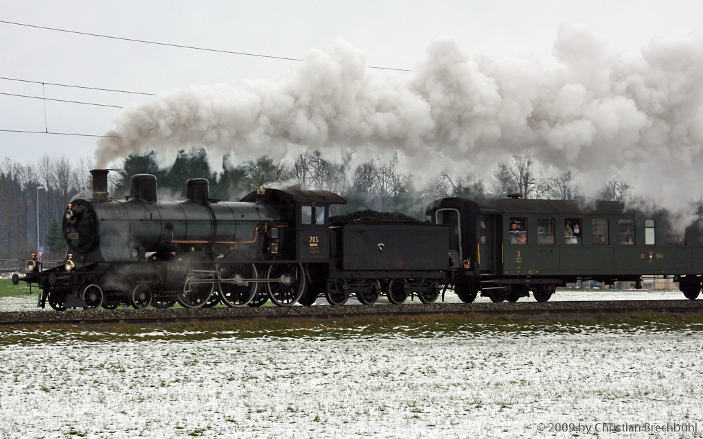 Die SBB Historic Lok A 3/5 705 auf dem Weg ins Entlebuch whrend der Winterfahrt vom 06.12.2009.