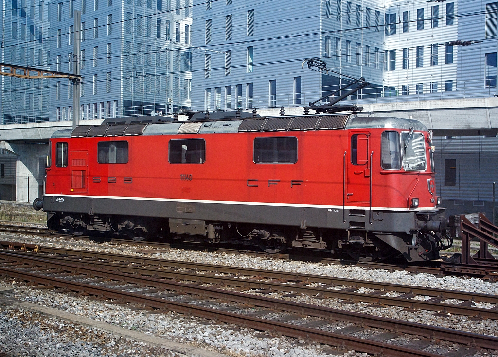 Die SBB Nr. 11140 eine Re 4/4 angestellt Basel SBB. Aufnahme aus einem fahrenden ICE.