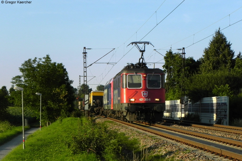 Die SBB Re 421 385-6 zieht eine 482 und einen Containerzug Richtung Sden. Aufgenommen am Abend des 28.06.2011 bei Bruchhausen.
