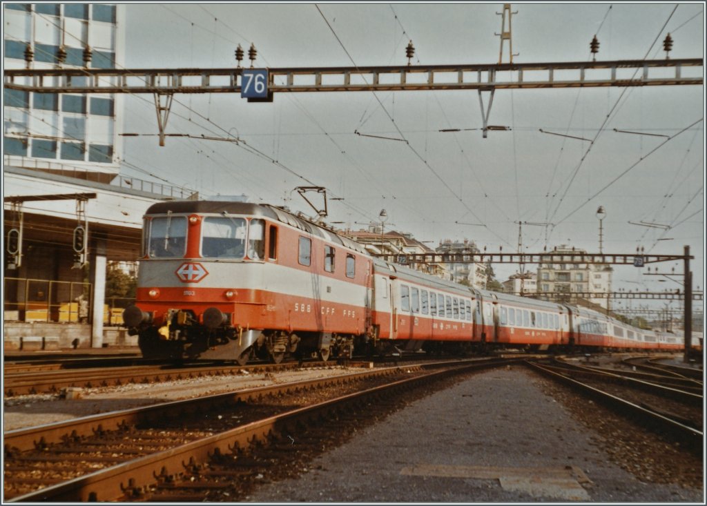 Die SBB Re 4/4 11103 erreicht mit einem  Swiss Express  Lausanne. 
9. Okt. 1984