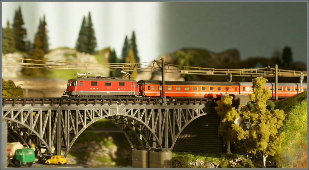 Die SBB Re 4/4 II 11252 ist mit dem IC  Barbarossa  auf dem Weg von Milano nach Stuttgart.
30. Nov. 2012
 