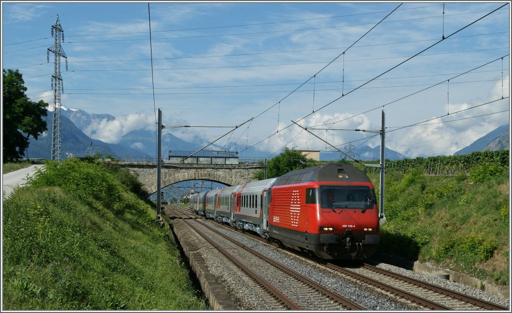 Die SBB Re 460 108-4 passt perfekt zu den im Rail-Jet-Form gebauten russischen Schlafwagen WLABmz 6285 78-90 007-6, 008-4, 005-0 006-8 und 003-5. 
Siemens wird aller Voraussicht nach einen solchen Wagen auf der Innotrans prsentieren.
Bei Chamoson, den 22. Juli 2012