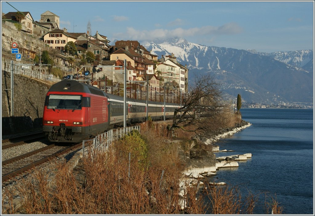 Die SBB Re 460 111-8 schlngelt sich bei St-Saphorin am vom Bisenwetter gezeichneten Lac Lman entlang. 
11. Mrz 2012