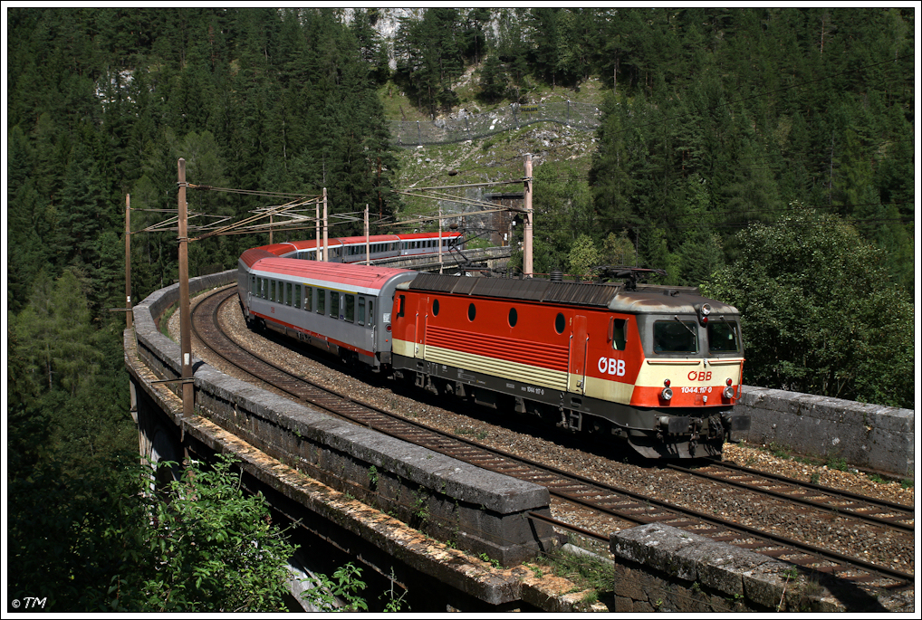 Die  Schachbrett  1044.117 zieht ihren OIC 733 von Wien Meidling nach Lienz soeben ber den imposantesten und bekanntesten Viadukt des Semmerings, die Kalte Rinne, nchst Breitenstein. 28.08.2011