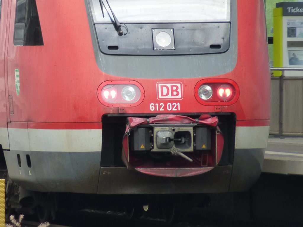 Die Scheinwerfer und die Kupplung der 612 021, aufgenommen im Hofer Hbf am 26.06.2013.
