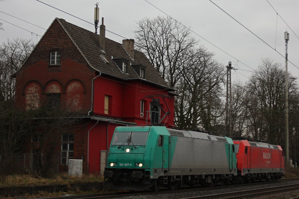 Die Schenker Mietlok 185 607 zieht am 28.12.11 die 185 242 als Lokzug durch Ratingen-Lintorf.