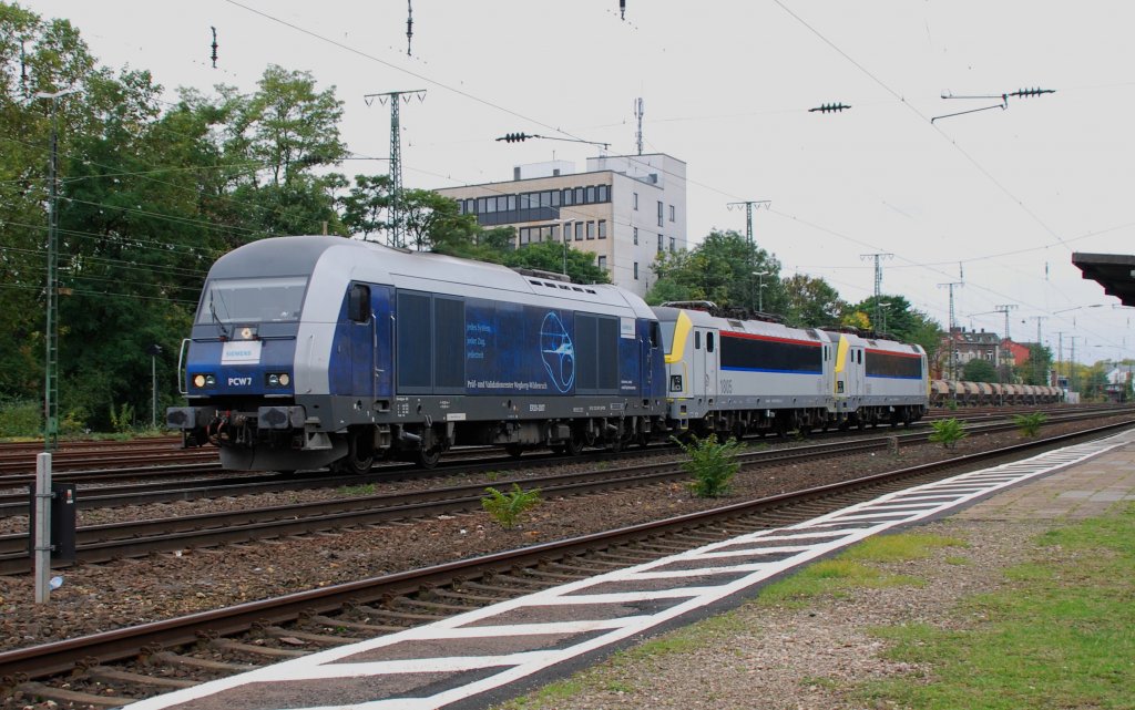 Die schicke blau Siemens-Lok PCW7 zieht am Nachmittag des 23.10.2012 die beiden belgischen E-Loks Nr. 1805 und Nr. 1860 durch Kln-West in Richtung Longerich. Hier hatte einmal mehr meine Frau die „Kameragewalt“