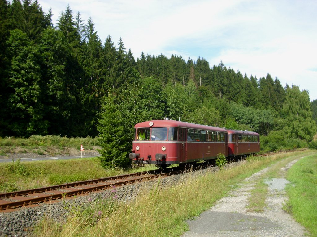 Die Schienenbus-Garnitur 798 731 und 998 744 der EFR ist am 1. August 2010 als N 8778 auf der Rodachtalbahn (Kronach-Nordhalben) bei Rieblich unterwegs.