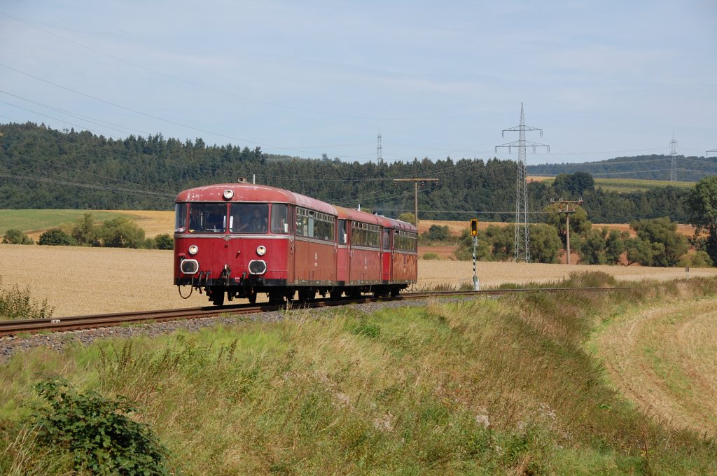 Die Schienenbusgarnitur der OEF als hist. RB von Wolfhagen nach Korbach, hier zwischen Twiste und Korbach, 02.09.2012.